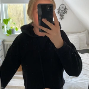 Cropad hoodie - Fin cropad hoodie🤩 Den är från ”lager 157” i storlek s! Den är i nyskick då jag inte är bekväm i cropad... passar till jeans, leggings...allt! Köparen betalar frakten✨