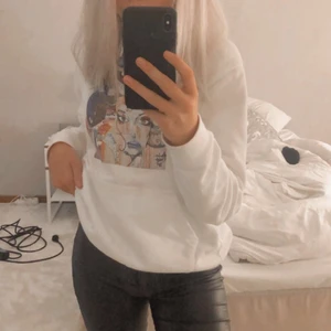 TheCoolElephant hooddie - Vit thecoolelephant hooddie men färgglatt tryck på en tjej. Köpt för 600/700 men säljer för 300 ink frakt. 💕!Pris kan ändras vid snabb affär!💕