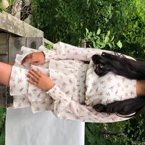 Sommarklänning - En riktigt fin sommarklänning, använd två gånger och är precis som ny! 