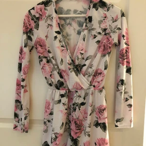 Jumpsuit - Blommigt mönster, stor urringning, skönt material, använd men fint skick! 20kr storlek s