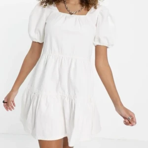 Student klänning - Så söt vit klänning från asos. Passar till studenten eller som vanlig sommarklänning. Säljer den då den inte passade mig. Aldrig använd, bara prövad. Lappen finns fortfarande kvar❤️