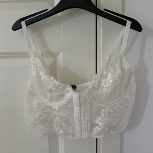 Jättefin topp - Jättefin cremevit topp köpt från Nelly. Använd typ 2-3 gånger sedan endast hängt i min garderob. Storlek 70B 💜