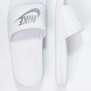 Vita nike tofflor - Vita nike benassi tofflor, relativt nya och rena. Kostar 300 på zalando - pris kan diskuteras! Storlek 39, säljs då dem är lite stora på mig och har fått andra. Kollar upp frakten när dem skickas så den kan bli billigare!
