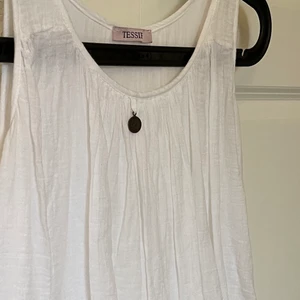 Topp från tessie - En jätte fin topp från tessie som knappt är använd! Den är i storlek XXS av nån konstig anledning för den passar mig som använder M. Den är i bra skick!💞