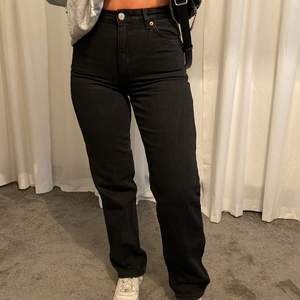 Svarta raka jeans från Monki i storlek 26. Supertrendiga och sparsamt använda! Modellen på bilden är ca 166cm 💫💕