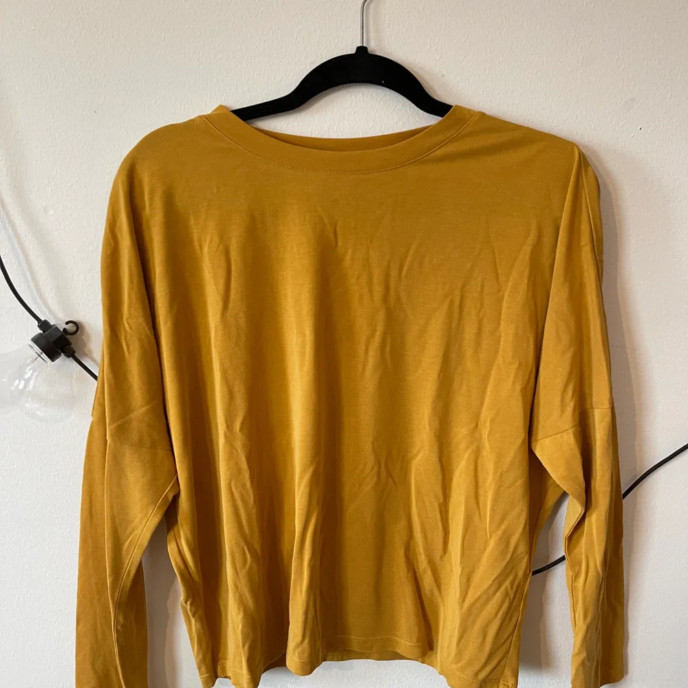 En senapsgul långärmad tröja från Monki. Endast använd ett fåtal gånger.. Tröjor & Koftor.