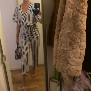 Jumpsuit - Randig jumpsuit som är croppad från Bikbok, Super fin och luftig. Strl Xs