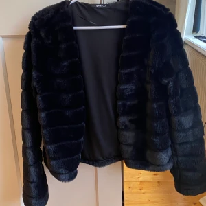 Fake päls jacka - Nu säljer jag min fake pälsjacka ifrån Ginatricot i storlek s. den är knappt andvänd och har inte en skråma. Skriv till mig vid frågor. 