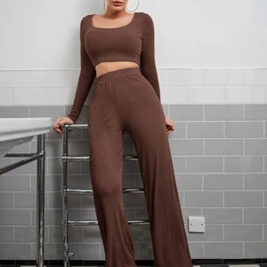 Brunt set  - Set i strl XS. Säljs då toppen är för liten för mig. Setet är väldigt mjukt och strechigt i materialet.               Frakt är inräknat i priset!  