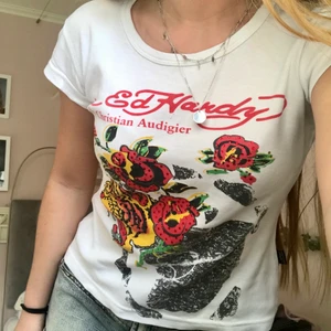 Ed Hardy t-shirts  - Snygg Ed Hardy T-shirt i bra skick, storlek S 🌺 200kr inkl frakt eller budgivning i kommentarerna om flera visar intresse🤍✨
