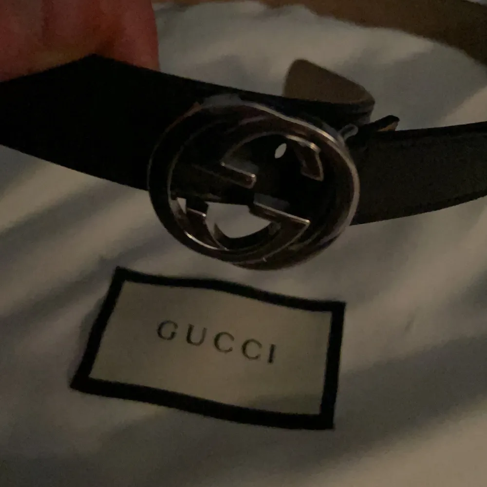 Säljer mitt fina Gucci skärp, använt på prov en gång, annars i ny skick, äkta Gucci från NK. Nypris runt 3 500kr mitt pris 900kr inkl frakt. Skickas omgående. 60-70 cm. . Accessoarer.