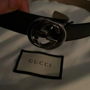 Säljer mitt fina Gucci skärp, använt på prov en gång, annars i ny skick, äkta Gucci från NK. Nypris runt 3 500kr mitt pris 900kr inkl frakt. Skickas omgående. 60-70 cm. 