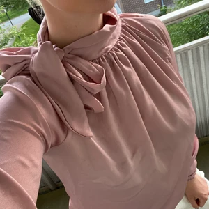 Knytblus strl M - Säljer en rosa knutblus med lappar kvar! 
