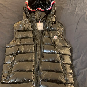 Moncler väst - Moncler väst i nytt skick köpt för 8000kr på miinto, andvänd ett fåtal gånger och säljer den pågrund av att den är förstor på mig. Den är i storlek 1 som motsvarar S men jag skulle säga att den är större i storleken och sitter lite oversised på mig. Jag säöjer för 1500kr eller så byter jag järna med någon som har en liknade i en mindre storlek som sitter mera tight på någon som är storlek xs i de flersta kläderna. 