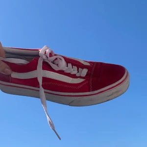 Vans-röda - Ett par röda vans, som tyvärr är för stora för mig! sparsamt använda! Köpare står för frakten! 😋