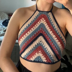 Virkad halternecktopp randig  - Egengjord virkad topp i halterneckmodell. Använt mjukt bomullsgarn i fina färger💖 Storlek S. Går att göra i andra färger eller storlekar vid önskemål, bara att skriva till mig!