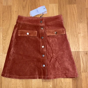 Manchester kjol - Helt oanvänd manchester kjol i en brun/orange färg.🧡🤎 Mötas eller frakt mot avgift 