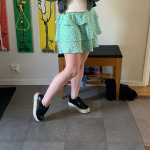 Volangkjol grön - En superfin grön volangkjol från Vero moda i storlek XS. Köptes förra sommaren men är endast använd enstaka gång. 🥰🥰