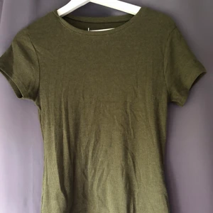 Grön Tshirt  - Vanlig militär grönt t shirt från new yorker. Aldrig använd 