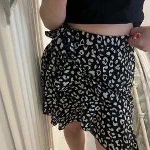 Kjol - säljer denna fina kjol som jag knappt använt. Storlek M men passar mig som är en S 