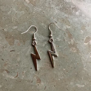 Ett par blixt örhängen✨Aldrig används och är handgjorda✨ - Super fina silver blixt örhängen