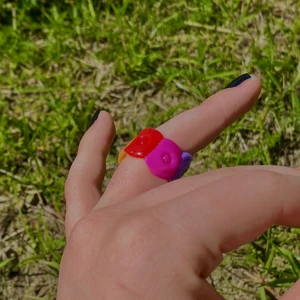 Ring - En färg glad ring för sommaren, den är jätte fin och passar det mesta. Den är hemmagjord i plast🤍