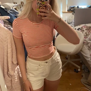 Randig T shirt - Croppad randig T shirt ifrån Zara