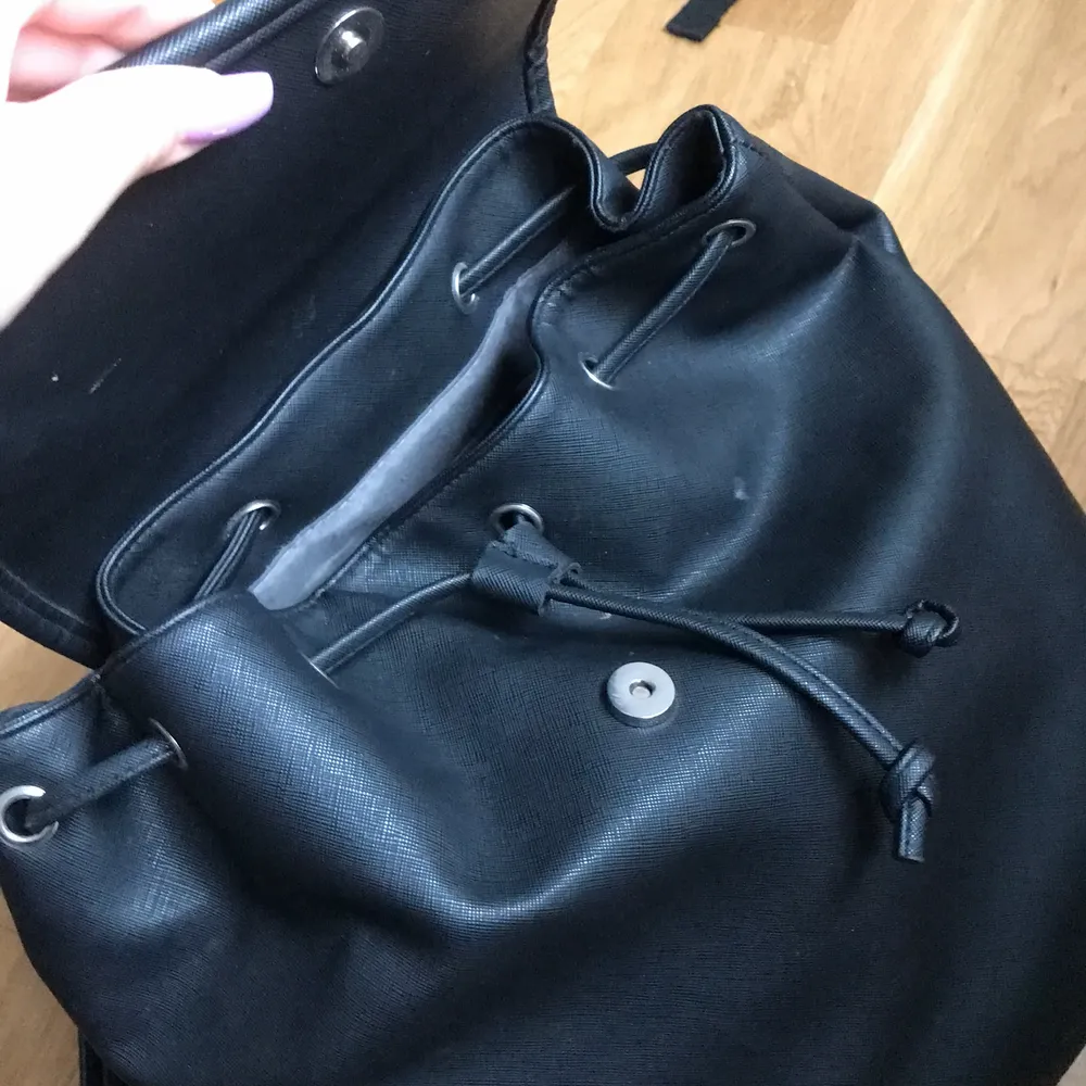 En snygg designe ryggsäck från Björn Borg i svart färg. Vid flera feågor eller bilder kontakta gärna mig🤍 köpare står för frkat (utger pris vid intresse då jag går till post nord och kollar vilken paket som passar) . Väskor.