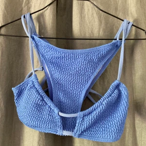 Blå bikini - Säljer denna GLAET snygga bikinin! Den är blå och räfflad. Superfin baktill, skickar gärna bilder på hur den ser ut på ryggen. Säljer då den tyvärr är lite liten på mig. Kontakta mig gärna för fler frågor eller funderingar!🤩