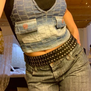 Bälte y2k - Jättebra skick med tre olika spännen. Bältet är i resår så det är stretchigt och skönt! Om du undrar något är det bara att fråga 💘💘