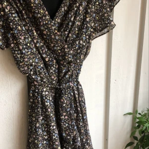 Klänning   - Klänning köpt på raglday helt oanvänd och perfket för sommaren☀️