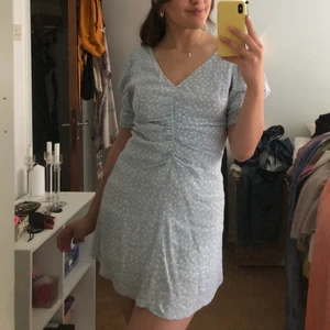 Söt sommarklänning från zara  - Söt prickig sommarklänning från zara. Sitter så snyggt på och helt perfekt inför sommaren! Storlek m :))))