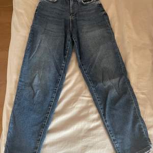 Superfina jeans från ginatricot, tyvärr för små för mig! Medela mig för mer information.                    Frakt tillkommer.