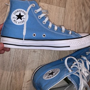 Converse - *LÄGG BARA BUD NI STÅR FÖR* Lägger upp mina fina Converse tredje gången pga av oseriösa köpare, så snälla lägg bud och stå för budet sen💖 Iaf så fina Converse i jättefint skick, perfekta nu till sommaren! Säljer pga lite fel storlek men så fina annars🥳