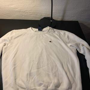 Hej! Säljer en Champions tröja använd ca 3 gånger i storlek M, OBS! köparen står för frakten. Kläderna tvättas och stryks innan leverans