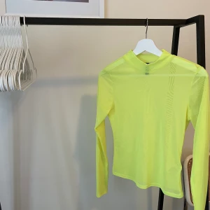 Neon top - En neongul top från H&M. Använd endast en gång.
