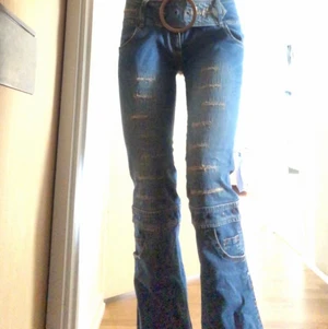 Lågmidjade jeans med detaljer och bälte  - Sååå coola lågmidjade jeans med bälte och andra detaljer! Väldigt unika och så skön passform! Passar en 36-38