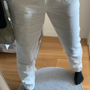 Linnebyxor  - Linnebyxor i bra skick! Jag är 165cm och har oftast S o de sitter bra på mig👍🏼 säljer för 150kr + frakt (66kr)