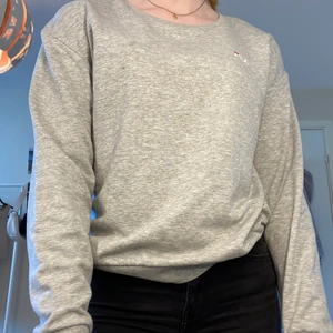 Fila tröja - Tröja från Fila. Köpt 2019 tror jag o nästan aldrig använd så i väldigt bra skick. Storlek S. Köparen står för frakten💕