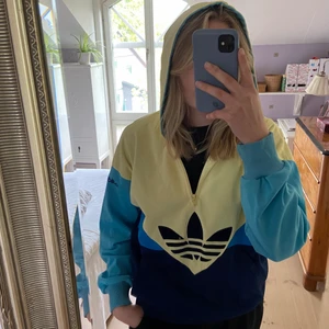 vintage adidas - INTRESSEKOLL! Vintage adidas hoodie/huvtröja i fina färger. Buda i kommentarerna :) 💙⭐️
