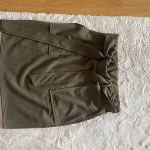 Kjol från boohoo - Grön kjol från boohoo, ger skitsnygg rumpis. Storlek 40, men går att knyta, skulle säga att den passar s/m