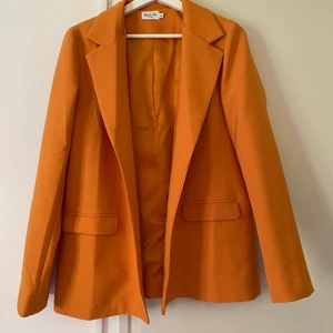 Orange kavaj  - Orange kavaj från Astrid Olsens kollektion för NA-KD i storlek 36. Endast använd en gång! Köparen står för ev. frakt! 