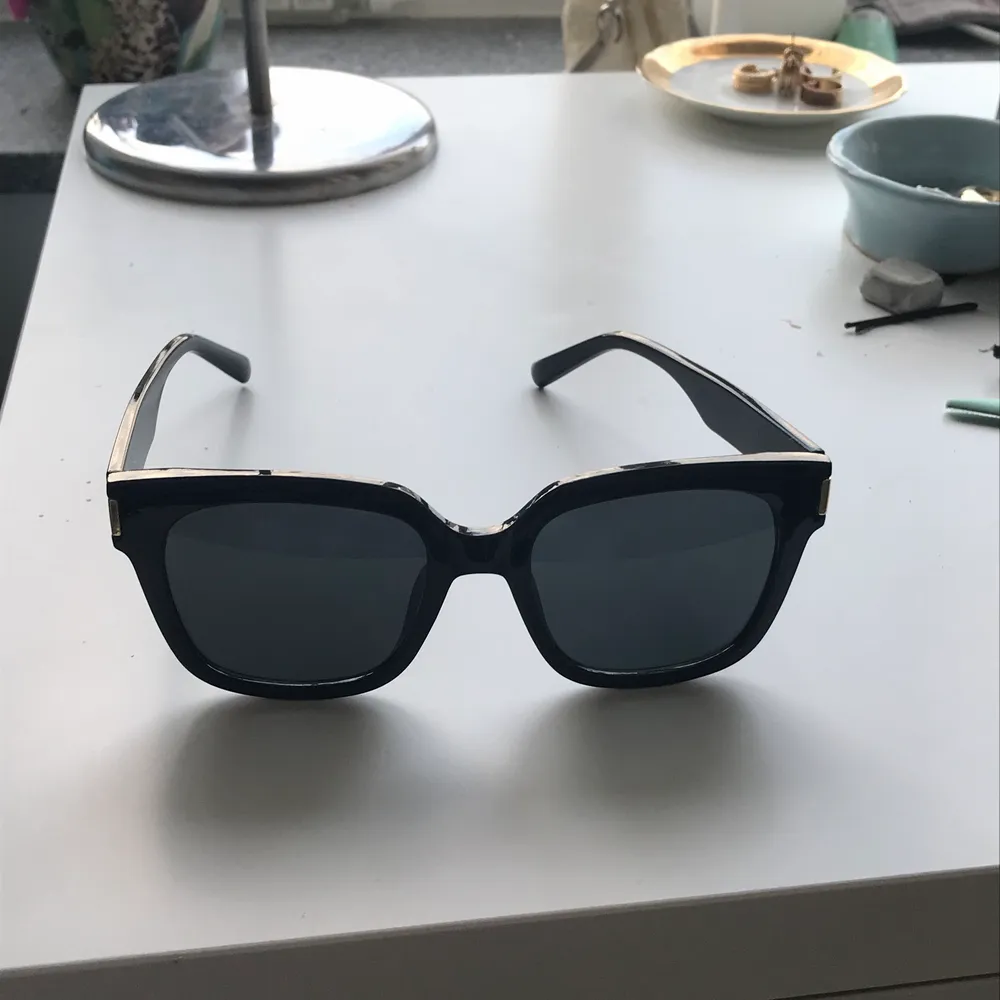 Asnajs solbrillor, typ aldrig använda, det va lite svårt att ta bilder så man såg hur de såg ut i verkligenheten så skriv privat för fler bilder!❤️. Övrigt.
