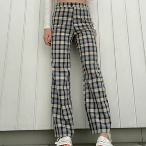 Rutiga kostymbyxor  - Rutiga kostymbyxor i storlek xs. Byxorna är sparsamt använda och i bra skick 