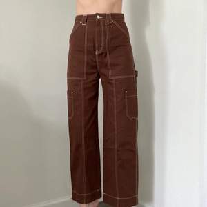 Mörkbruna byxor från Weekday, med vit sömm. Första bilden är lånad för det är så dåligt ljus här inne :-) Hör av er om ni vill ha fler bilder!