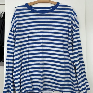 Randig tröja  - En blå och vitrandig långärmad tröja! Använd ett par gånger men fortfarande bra skick, därav priset. 