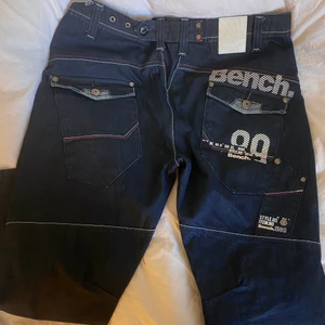 Bench jeans - Säljer dom här jeansen för att dom är liite för korta på mig som är 176cm. Dom har röda ditaljer som inte syns jätte bra på bilden❤️Ena svarta knappen hade dörlorats så satte en ny så lik jag hade💗 pris kan diskuteras!
