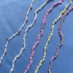 Pärlhalsband - Egengjorda pärlhalsband med lås och länk, ca 35cm som kortast och 40cm som längst. 60kr + 13kr frakt. (Vill du ha en annan kombo eller längd? Skicka DM)