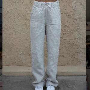 Linnebyxor  - Beigea linnebyxor från A-DSGN i storlek xs. Helt nya med lappen kvar. Säljer då jag köpte två storlekar. Slutsålda på hemsidan. Frakten går förmodligen att få billigare. Säljer endast vid bra bud. Höj med minst 10kr. Buda eller köp direkt för 1100kr.