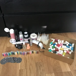 Akrylnaglar  - Säljer ett nagelkit för att göra naglar Har du frågor är det bara att ställa! Köpt allt för ca 1200kr.                                 DET SOM KOMMER MED.                                                          • vita nagel tippar (olika storlekar).                                            • nagel former  • nagel lim  • Akryl pulver rosa (Stor) • Akryl pulver ingen färg (Liten) men inte mkt kvar • lampa (liten)  • akryl vätska full • nagelfil  • el nagelfil med bits (batteri)  • glaskopp för akrylvätska • flaska med pump  • nagellack för dekor (24 st) • Glitter 30 st • glitter nagellack  • finger  • spray för nagellack (så de torkar fortare) • mallar för former  • diamanter (stenar) • genomskinlig nagellack                          KÖP ALLT ELLER INGET :)                                                              Ops endast swish! ❤️